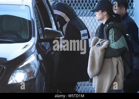 L'actrice chinoise Yang Mi est photographié après son arrivée à l'Aéroport International de Pékin à Beijing, Chine, 25 décembre 2018. Banque D'Images
