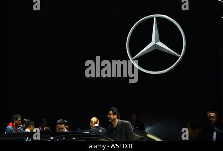 --FILE--visiteurs essayer ou regarder Mercedes-Benz Cars sur l'affichage lors du 16ème Salon International de l'Automobile International de Shanghai, également connu sous le nom de Banque D'Images