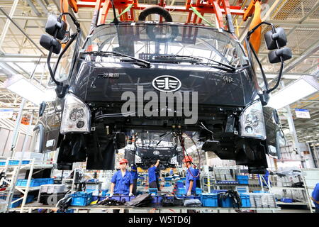 --FILE--travailleurs chinois assembler des camions lourds de Jiefang sur la chaîne de montage dans une usine de FAO dans la ville de Qingdao, province du Shandong en Chine de l'Est, 29 Se Banque D'Images