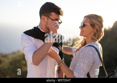 Happy young couple in love smiling in Sunset, profitant de moments ensemble Banque D'Images