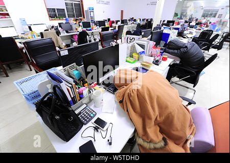 --FILE--employés chinois prendre une sieste, car ils travaillent des heures supplémentaires à minuit dans le bureau d'une entreprise de commerce électronique à Taicang city, de Jiangsu est pr Banque D'Images