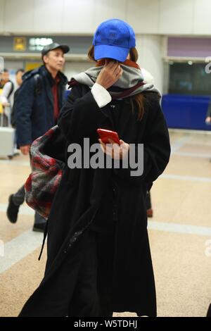 L'actrice chinoise Zhao Wei arrive à l'Aéroport International de Pékin à Beijing, Chine, 17 décembre 2018. Banque D'Images