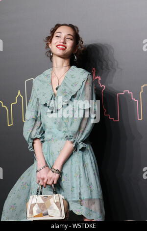 American-Japanese modèle et actrice Audrie Kiko Daniel, connu comme Kiko Mizuhara, pose comme elle arrive pour le 'coach' de Shanghai s'allume Banque D'Images