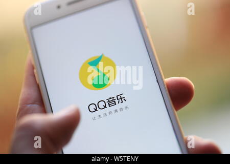 --FILE--un résident chinois utilise l'app de musique de Tencent QQ Music Entertainment Group (TME) sur son smartphone à Shanghai, Chine, le 5 décembre 2018. Banque D'Images