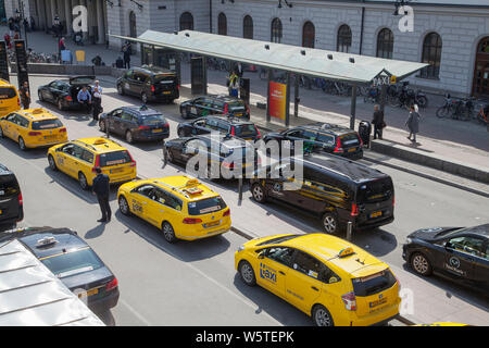 Conduit par les taxis attendent les clients à l'extérieur de la gare centrale de Stockholm Banque D'Images