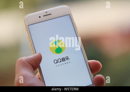Un résident chinois utilise l'app de musique de Tencent QQ Music Entertainment Group (TME) sur son smartphone à Shanghai, Chine, le 5 décembre 2018. Actions ordinaires Banque D'Images