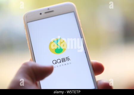 --FILE--un résident chinois utilise l'app de musique de Tencent QQ Music Entertainment Group (TME) sur son smartphone à Shanghai, Chine, le 5 décembre 2018. Banque D'Images