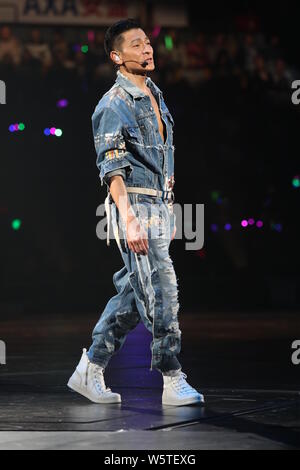 Hong Kong l'acteur et chanteur Andy Lau Te-wa effectue durant son concert à Hong Kong, Chine, 15 décembre 2018. Il y a déjà huit ans que Andy Lau Banque D'Images