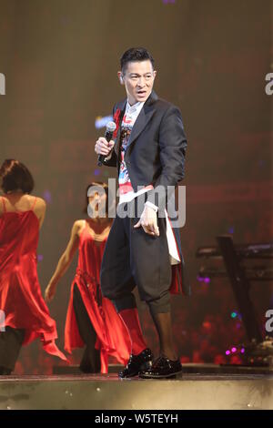 Hong Kong l'acteur et chanteur Andy Lau Te-wa effectue durant son concert à Hong Kong, Chine, 15 décembre 2018. Il y a déjà huit ans que Andy Lau Banque D'Images