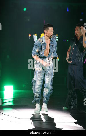 Hong Kong l'acteur et chanteur Andy Lau Te-wa effectue durant son concert à Hong Kong, Chine, 15 décembre 2018. Il y a déjà huit ans que Andy Lau Banque D'Images