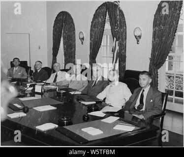 Photographie des membres du Cabinet avec le président Truman : (de gauche à droite) Robert Hannegan ministre des Postes ; Secrétaire de la Guerre Henry Stimson, le secrétaire d'État James Byrnes, le Président, le secrétaire au Trésor Fred Vinson ; Procureur général ; Tom Clark et Secrétaire de la Marine, James Forrestal. Banque D'Images