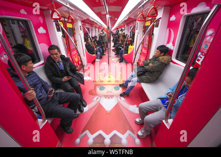 Les passagers de prendre un train de métro décorées avec Molly Fantasy in Tianjin, Chine, le 3 décembre 2018. Banque D'Images