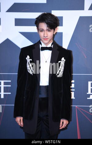 La chanteuse américaine Samuel Kim Arredondo, dénommé Samuel, arrive sur le tapis rouge pour le bazar 2018 hommes de l'année à Beijing, Chine, 12 Décembre Banque D'Images