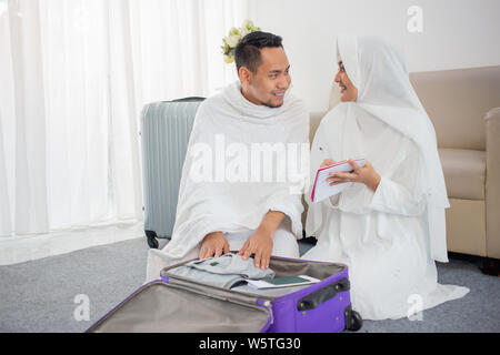 Famille musulmane la préparation d'assurance avant le hadj Banque D'Images