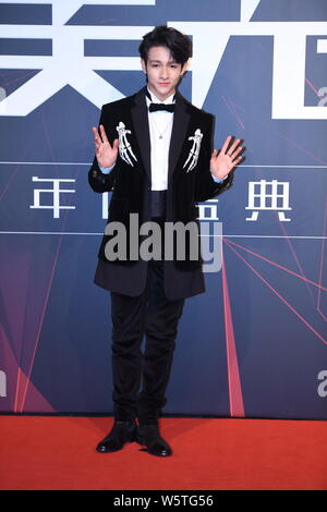 La chanteuse américaine Samuel Kim Arredondo, dénommé Samuel, arrive sur le tapis rouge pour le bazar 2018 hommes de l'année à Beijing, Chine, 12 Décembre Banque D'Images