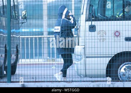 L'actrice chinoise Yang Mi est photographié après son arrivée à l'Aéroport International de Pékin à Beijing, Chine, 25 décembre 2018. Banque D'Images