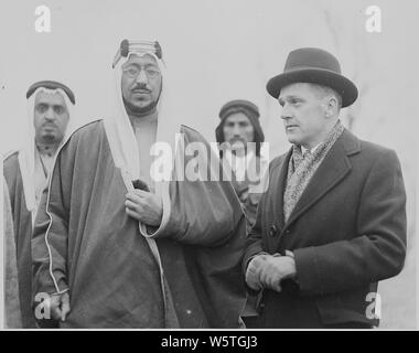 Photographie d'Amir le Prince Saud d'Arabie saoudite au cours de sa visite aux Etats-Unis, avec trois dignitaires non identifiés. Banque D'Images