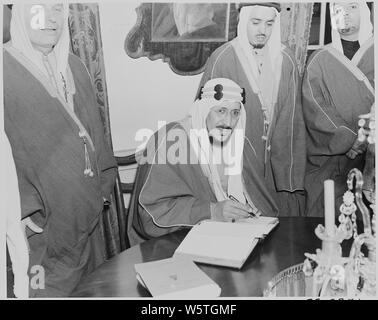 Photographie d'Amir le Prince Saud d'Arabie saoudite signer le livre d'or à Mount Vernon, comme d'autres dignitaires de l'Arabie Saoudite. Banque D'Images