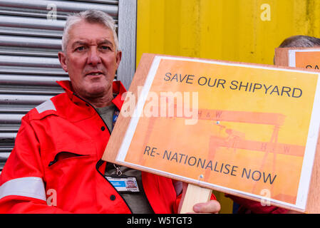 Belfast, en Irlande du Nord, Royaume-Uni. 30 juillet, 2019. Les travailleurs des chantiers navals Harland and Wolff former une ligne de piquetage à l'extérieur des portes à la suite de nouvelles que la société peut fermer à cause de problèmes de trésorerie. Le personnel est appelant à la cour pour être transférés dans la propriété publique. Crédit : Stephen Barnes/Alamy Live News Banque D'Images