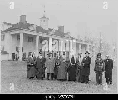 Photographie d'Amir le Prince Saud d'Arabie Saoudite, avec d'autres dignitaires, à l'extérieur de la maison de George Washington à Mount Vernon. Banque D'Images