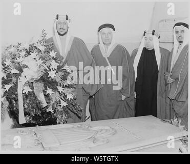 Photographie d'Amir le Prince Saud d'Arabie Saoudite, et trois autres dignitaires de l'Arabie Saoudite, portant une couronne sur la tombe de George Washington à Mount Vernon. Banque D'Images