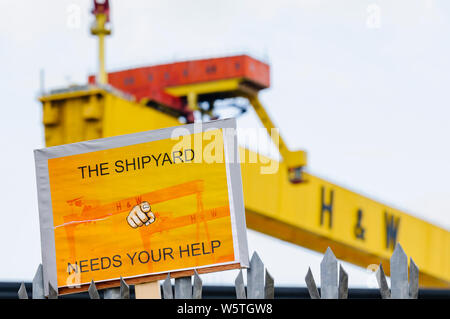 Belfast, en Irlande du Nord, Royaume-Uni. Les travailleurs des chantiers navals Harland and Wolff former une ligne de piquetage à l'extérieur des portes à la suite de nouvelles que la société peut fermer à cause de problèmes de trésorerie. Le personnel est appelant à la cour pour être transférés dans la propriété publique. Banque D'Images