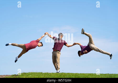Edinburgh, Ecosse, Royaume-Uni. 30 juillet 2019. Des artistes de la Troupe méthodique à peine effectuer sur Calton Hill à Édimbourg avant leur premier show Bromance qui est accomplie au cours de la au cours de l'Edinburgh Festival cette année. L À R Louis cadeau, Beren D'Amico, Charlie Wheeler Crédit : Iain Masterton/Alamy Live News Banque D'Images
