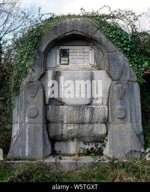 Antonio de Trueba y de la Quintana (1819-1889). L'écrivain espagnol. Monument à sa naissance, par le sculpteur espagnol Manuel Basterra (1892-1947). Il a été inauguré le 24 août 1930. Montellano. Province de Vizcaya. Pays Basque. L'Espagne. Banque D'Images