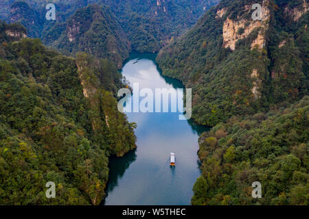 Vue aérienne de l'étonnant lac Chongde de Zhangjiajie en Chine Banque D'Images