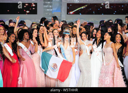 Miss Mexique Vanessa Ponce de Leon, centre, vainqueur de la 68e élection de Miss Monde, affiche le drapeau national du Mexique alors qu'elle célèbre avec les autres participants Banque D'Images