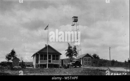 Photographie de Demond Hill Station et Tower ; Portée et contenu : sous-titre original : Demond Hill Lookout Gare et Tour. La Mich Natl Forest. Banque D'Images