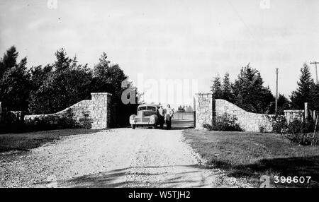 Photographie de l'entrée de Wyman Crèche ; Portée et contenu : sous-titre original : Entrée de Wyman pépinière. Une bonne conception et construction de l'entrée en pierre en profitant de la croissance des arbres existants. Les lignes électriques sont les seuls maux des yeux. Banque D'Images