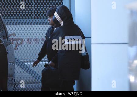 L'actrice chinoise Yang Mi est photographié après son arrivée à l'Aéroport International de Pékin à Beijing, Chine, 25 décembre 2018. Banque D'Images