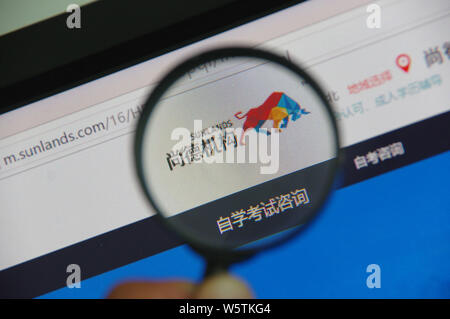 --FILE--un netizen parcourt le site web du Groupe d'éducation en ligne Sunlands sur son ordinateur en Jinan City, Shandong province de Chine orientale, le 19 juillet 2018. Banque D'Images