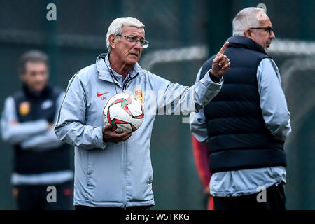 L'entraîneur-chef Italien Marcello Lippi de la Chinese National men's football team donne des instructions à ses joueurs lors d'une session de formation pour les 2019 Banque D'Images