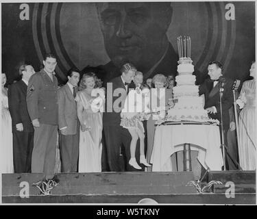 Photo de la Première Dame Bess Truman en donnant un morceau de gâteau à l'actrice Margaret O'Brien lors d'une balle (anniversaire de Roosevelt à Washington, en tant qu'acteur Van Johnson et d'autres stars de cinéma. Banque D'Images