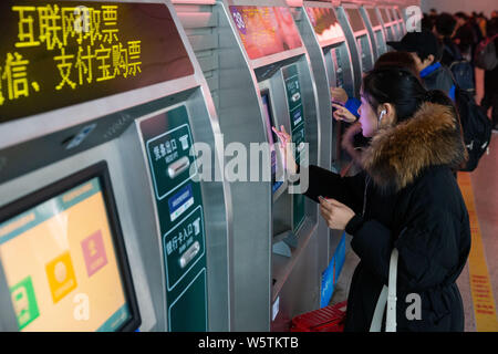 Les passagers chinois queue pour acheter leurs billets de train pour le Festival de Printemps billet rush ou chunyun à la gare de Nanjing, à Nanjing, ville Banque D'Images