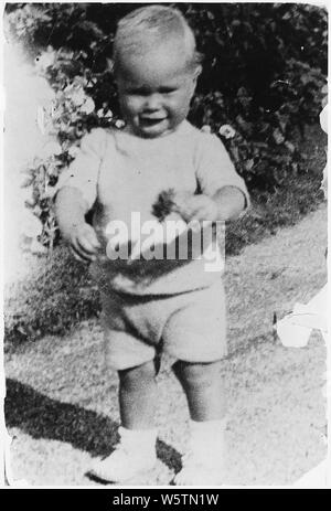 Photographie de George H. W. Bush à l'âge de un et un demi- ; Portée et contenu : La photo montre George H. W. Bush prenant ses premiers pas à la maison de son grand-père à Kennebunkport, Maine. Banque D'Images