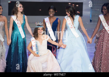 Miss Mexique Vanessa Ponce de Leon, troisième à gauche, vainqueur de la 68e élection de Miss Monde, réagit comme elle pose avec d'autres lauréats lors de la finale de la Miss Wor Banque D'Images