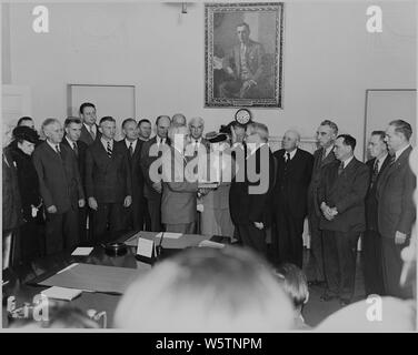 Photographie d'Harry S. Truman prêtant serment en tant que président des États-Unis dans la salle du Cabinet de la Maison Blanche, après la mort du président Roosevelt. Banque D'Images