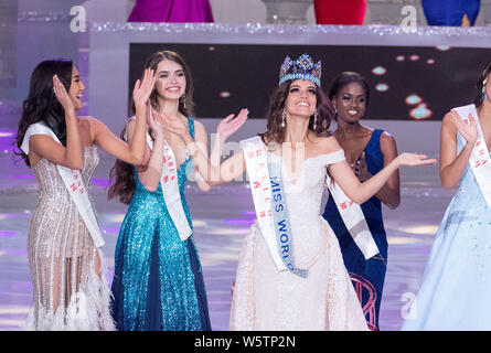 Miss Mexique Vanessa Ponce de Leon, centre, vainqueur de la 68e élection de Miss Monde, réagit comme elle célèbre avec d'autres lauréats lors de la finale de la Miss ne Banque D'Images