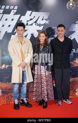 (De gauche) Hong Kong, chanteur et acteur Raymond Lam, chanteuse et actrice Charlene Choi du duo pop de Hong Kong des jumeaux, et l'acteur Sean Lau assister à une p Banque D'Images