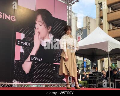 **Hors TAIWAN**chanteuse et actrice taïwanaise Cyndi Wang participe à une cérémonie de signature à Taipei, Taiwan, le 16 décembre 2018. Banque D'Images