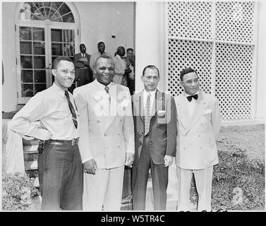 Photographie de Jersey Joe Walcott, le heavyweight champion du monde (deuxième à gauche), avec trois autres personnes (probablement le Rev. Elder L. Michaux, Oliver Cowan, et Felix Bocchicchio) à la Maison Blanche pour demander au président. Banque D'Images