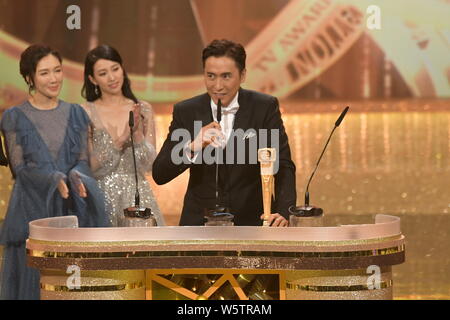 Joe Ma pose avec son trophée du meilleur acteur à la TVB 2018 Anniversaire Awards à Hong Kong, Chine, 16 décembre 2018. Banque D'Images