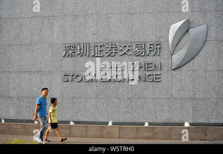 --FILE--piétons près de la Bourse de Shenzhen dans la ville de Shenzhen, province du Guangdong en Chine du sud, le 6 octobre 2016. En tant que participants au marché Banque D'Images