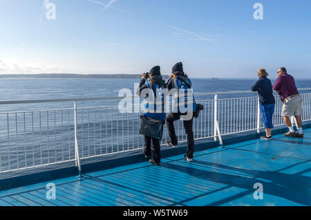 Les membres de la Charité d'ORCA à la recherche de baleines, dauphins et marsouins au large de la côte de la France sur le ferry de Santander à Portsmouth. Banque D'Images