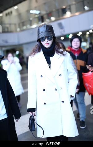 Tiffany l'actrice chinoise Tang Yan arrive à l'Aéroport International de Pékin à Beijing, Chine, 27 décembre 2018. Banque D'Images