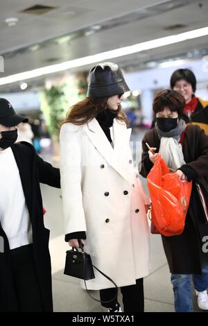 Tiffany l'actrice chinoise Tang Yan arrive à l'Aéroport International de Pékin à Beijing, Chine, 27 décembre 2018. Banque D'Images