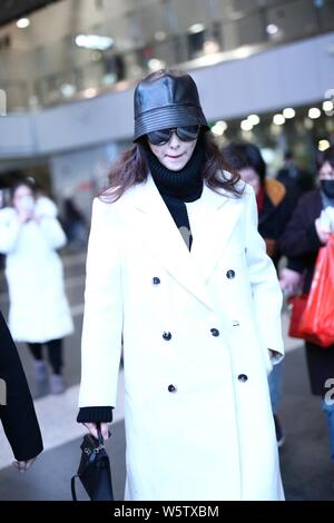 Tiffany l'actrice chinoise Tang Yan arrive à l'Aéroport International de Pékin à Beijing, Chine, 27 décembre 2018. Banque D'Images